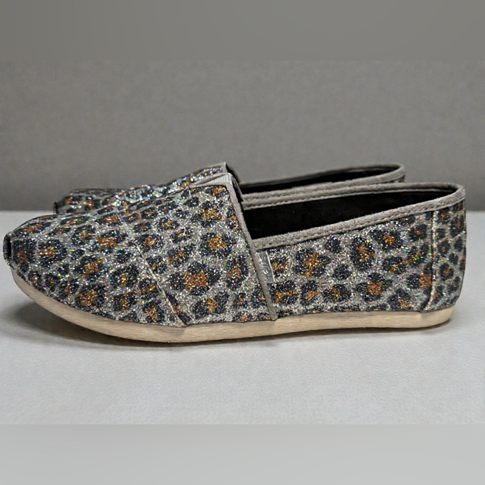 🩶🤎TOMS Classic Silver Glitter Cheetah Print ✨ Women’s Size 8.5 - Like New! - Picture 3 of 6